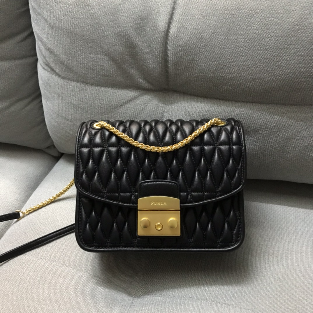 furla metropolis quilted