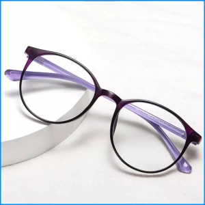 ภาพหน้าปกสินค้าOYKI ป้องกันรังสีแว่นตาอ่านหนังสือสำหรับผู้ชายผู้หญิงป้องกันความเมื่อยล้าแว่นสายตายาว TR แฟชั่นกรอบรอบแว่นตาเกรดหญิง ที่เกี่ยวข้อง